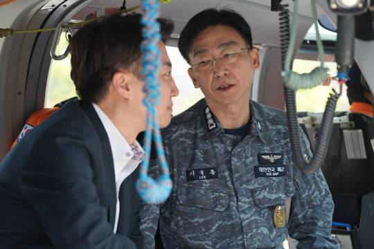 이준석 개혁신당 대선 예비후보가 24일 국군대전병원을 방문해 이국종 국군대전병원장과 군 의료 현안에 대해 대화하고 있다. 개혁신당 제공