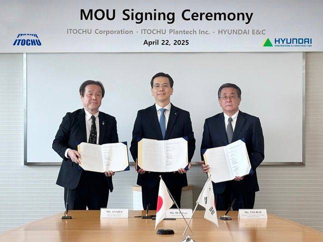 왼쪽부터 아사다 야스히코 이토추 플랜테크 사장과 이한우 현대건설 대표, 츠바이 히로유키 이토추상사 부사장이 기념사진을 촬영하고 있다. ⓒ 현대건설