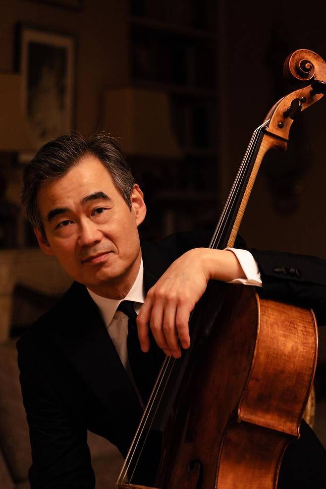 엘가의 첼로 협주곡과 피아노 5중주를 새 앨범 ‘에코 오브 엘레지’에 담은 첼리스트 양성원. 그는 두 곡이 위엄과 슬픔을 오가는 작품이라고 말했다.
유니버설뮤직 제공