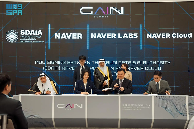 네이버는 지난해 9월 10일(현지시간) 사우디아라비아 수도 리야드에서 열린 '글로벌 AI 서밋 2024(GAIN 2024)'에서 사우디 정부와 업무협약을 체결하고 있다. (뒷줄 왼쪽부터 반시계 방향)이해진 네이버 글로벌투자책임자, 에삼 알와가이트 사우디아라비아 국가정보센터(NIC)장, 최수연 네이버 대표, 석상옥 네이버랩스 대표, 김유원 네이버클라우드 대표, 채선주 대외·ESG 대표, 압둘라 알감디 사우디아라비아 데이터인공지능청장. 〈자료 사우디아라비아 프레스 에이전시(SPA)〉