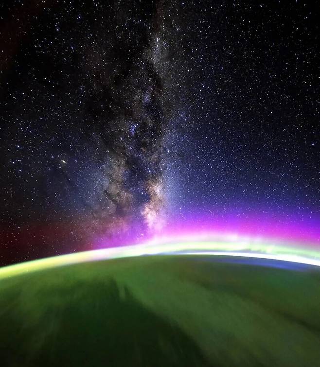 2025년 1월27일 태평양 위로 해가 떠오르기 시작할 때 찍은 사진. 오로라와 대기광, 은하수가 보인다. 돈 페티트