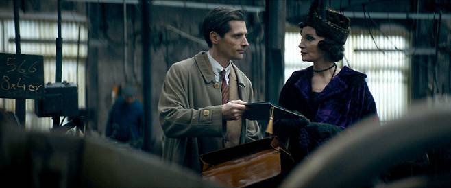 30일 개봉하는 영화 ‘볼레로, 불멸의 선율’에서 작곡가 라벨이 곡을 위촉한 발레리나 이다 루빈슈타인에게 완성한 악보를 건네는 장면. 찬란 제공