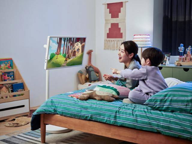 LG전자가 최근 출시한 'LG 스탠바이미 2'를 사용하고 있는 모습. 화면 높이 조절만 가능해 침대에서 TV를 보려면 정면을 응시해야 한다. LG전자 제공