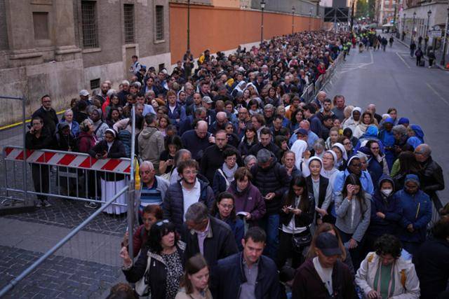 24일 바티칸 입구 앞으로 프란치스코 교황 조문을 기다리는 이들이 줄을 서 있다. 바티칸=AP 연합뉴스