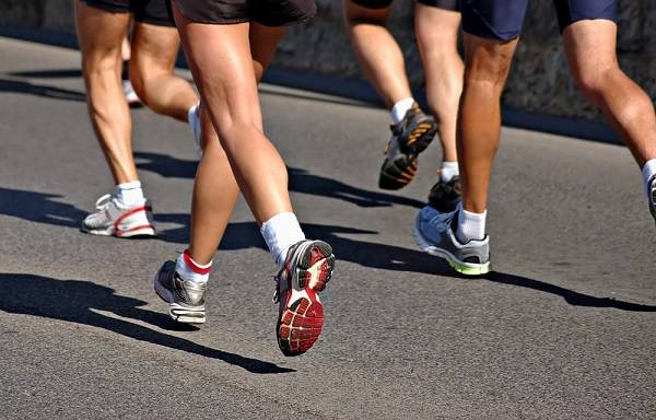 영국 재활 전문가 조지아 가를릭이 러닝 중 발생하는 무릎 뒤쪽 통증이 하체 근육의 약화와 조절력 부족 때문이라고 설명했다./사진=게티이미지뱅크
