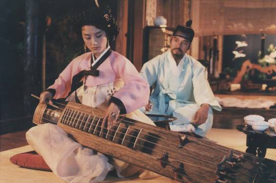 '황진이'(1986)는 그의 필모그래피 중 분기점이 되는 영화다. 대담집『배창호의 영화의 길』(2022)에 따르면 "영사기가 고장났다고 항의하는 관객도 있을 정도"로 그의 전작들과 달랐다. 그는 대담집에서 "'황진이'가 첨가물이 배제된 생수와 같은 역할을 하기 바랐다"며 소수의 관객이 좋아하게 된 이유를 짐작했다. 사진 전주국제영화제