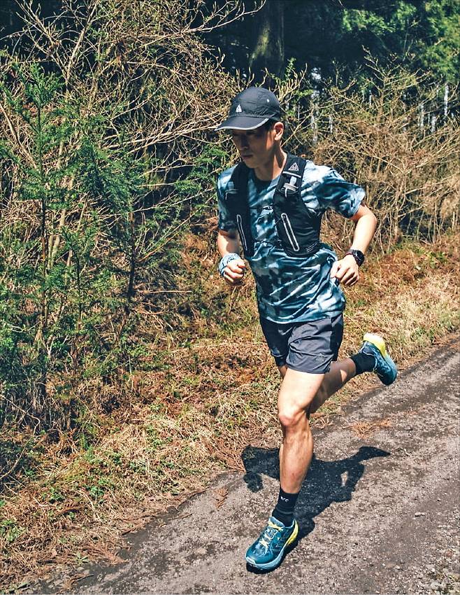 모델이 코오롱스포츠의 트레일러닝화를 신고 비포장도로를 뛰고 있는 모습. 코오롱FnC 제공