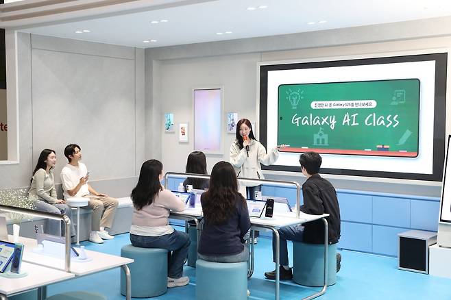 2025 월드IT쇼 삼성전자관 '스쿨존'에서 관람객들이 ‘갤럭시 AI 클래스’에 참여하고 있다. 사진=삼성전자 제공