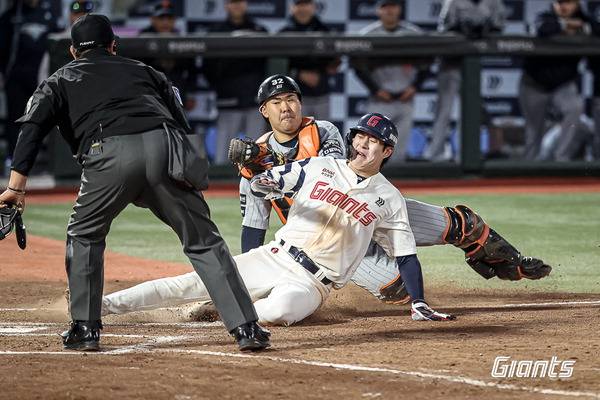 지난 23일 사직구장에서 열린 롯데와 한화의 경기 7회에 롯데 2루 주자 나승엽이 윤동희의 좌전 안타 때 홈으로 쇄도하다 태그 아웃되고 있다. 롯데 자이언츠 제공