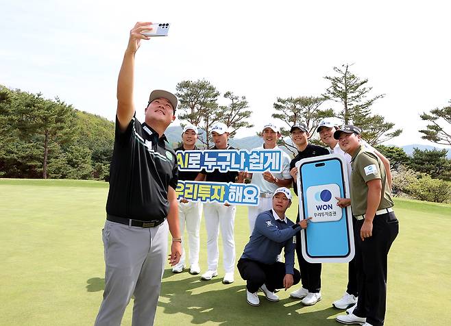 임성재가 대회 포토콜 행사에서 주요 선수들과 셀카를 찍으며 즐거워 하고 있다. KPGA