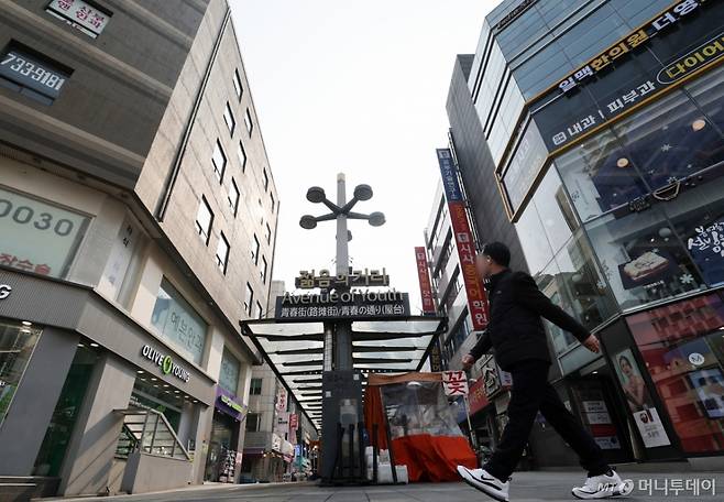 사진은 16일 오후 주말임에도 한산한 모습의 서울 종로구 젊음의 거리./사진=뉴스1