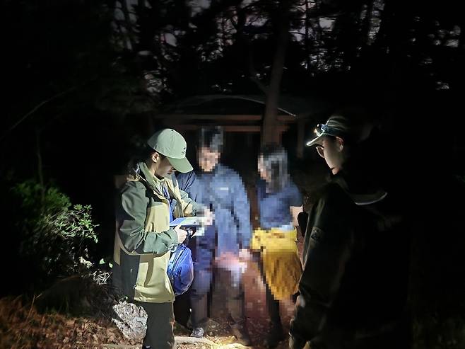 국립공원 내 야간산행 단속 장면./사진제공=무등산국립공원사무소