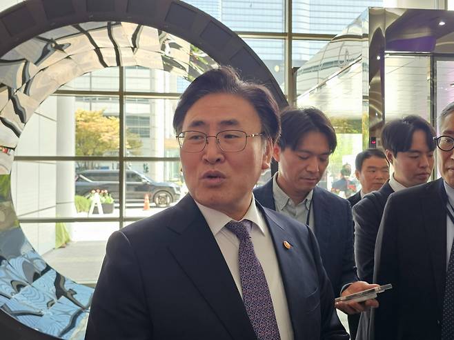 유상임 과학기술정보통신부 장관은 24일 월드IT쇼 부스 투어 후 기자들과 만난 자리에서 질의에 답하고 있다. /사진=김승한 기자