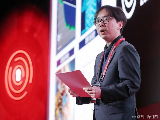 이준학 한국과학기술정보연구원 디지털바이오컴퓨팅연구단장이 24일 영등포구 콘래드 서울 호텔에서 머니투데이 주최로 진행된 '2025 키플랫폼' 특별세션에서 'AI-HPC 기반 디지털 바이오 전략'에 대해 발표하고 있다. /사진=김창현 chmt@