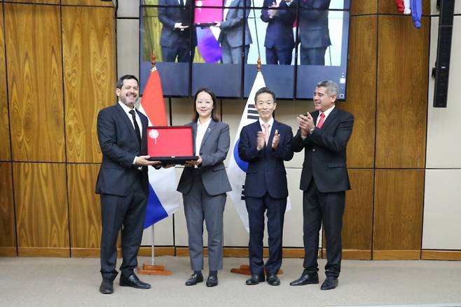 22일(현지시간) 파라과이 국회에서 열린 한인 이민 60주년 기념행사에서 라울 라또레 국회 하원의장(왼쪽부터), 신혜영 코이카 파라과이 사무소장, 윤찬식 주파라과이 대한민국 대사, 엑토르 피게대로 하원의원(한-파라과이 의원친선협회장)이 기념 촬영을 하고 있다. /사진=코이카
