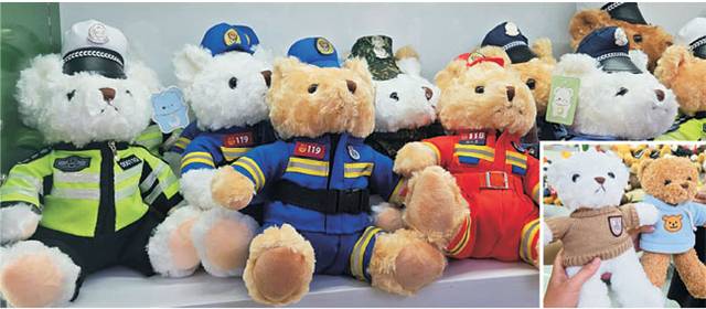 22일 중국 산둥성 린이 완구 도매시장 내 봉제인형 매장에 수북이 쌓여 있던 곰돌이 인형들. 미국으로 수출돼 큰 인기를 얻었다는 갈색 옷의 곰돌이 인형(오른쪽 작은 사진)은 이제 내수 시장을 겨냥하며 중국 경찰관, 중국 소방관의 복장을 본뜬 옷으로 갈아입었다.