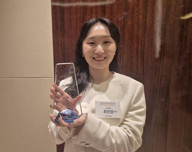 쇼트트랙 국가대표 최민정이 23일 서울 중구 웨스틴 조선호텔에서 열린 2025 빙상인의 밤 행사에서 최우수 선수상을 받은 뒤 포즈를 취하고 있다. 연합뉴스