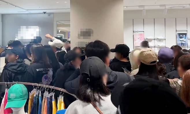 백화점에 유명 브랜드의 아동용 신발을 사려는 인파가 몰려들고 있다. 연합뉴스