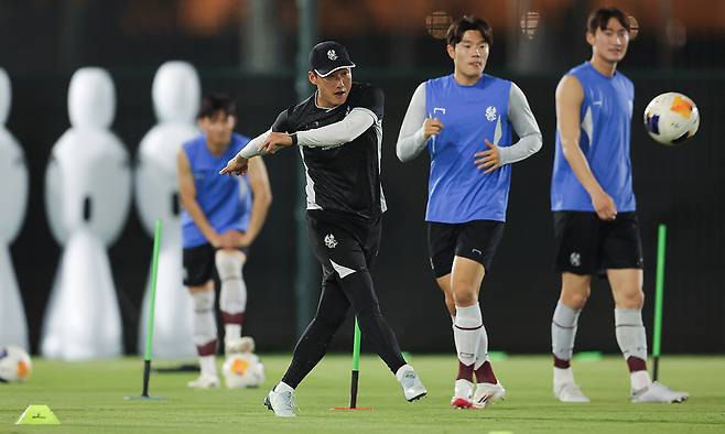 광주FC 이정효 감독(왼쪽)이 24일 사우디아라비아 제다의 킹 압둘라 스포츠 시티 스타디움에서 선수들과 함께 공을 차며 몸을 풀고 있다. 한국프로축구연맹 제공