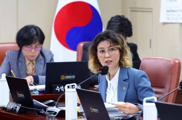 지난 23일 열린 제330회 임시회 문화체육관광위원회 관광재단 소관 업무보고에서 질의하는 아이수루 의원