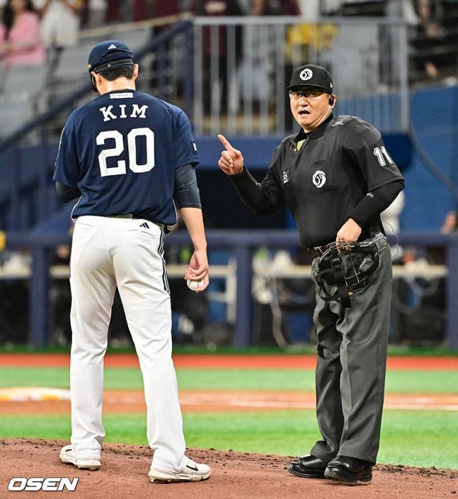 두산 김유성이 주심으로부터 빈볼성 공에 대해 경고를 받고 있다.
