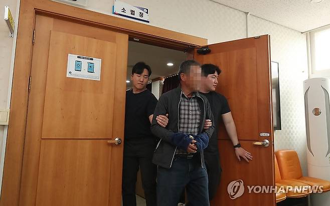 영장실질심사 마친 '경북 산불' 발화 피의자 (의성=연합뉴스) 윤관식 기자 = 24일 경북 의성군 대구지방법원 의성지원에서 '경북 산불'을 유발한 피의자 신분인 60대 과수원 임차인이 구속 전 피의자 심문(영장실질심사)을 받고 법정을 나서고 있다. 2025.4.24 psik@yna.co.kr