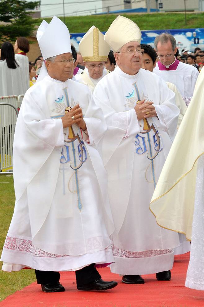 2014년 프란치스코 교황이 서산 해미 순교성지를 찾아 아시아주교들과 청년대회 폐막 미사를 집전하기 위해 이동할 때 유흥식 추기경이 앞서 걸어가고 있다. (사진=중도일보 DB)