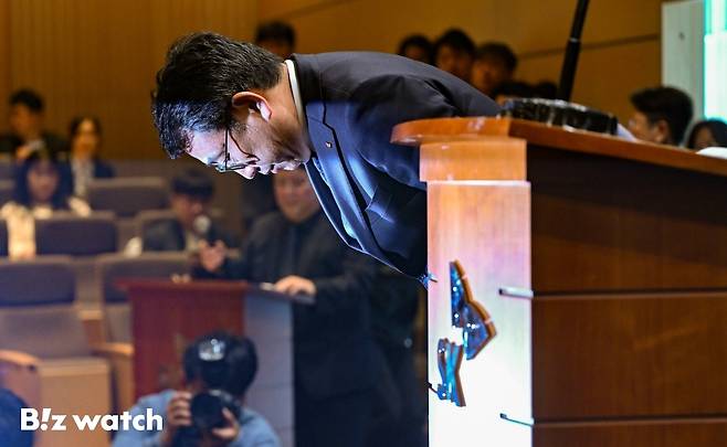 유영상 SK텔레콤 대표이사가 25일 서울 중구 SKT타워에서 SK텔레콤 이용자 유심(USIM) 정보가 해커 공격으로 유출된 것과 관련해 고개 숙여 사과하고 있다./사진=이명근 기자 qwe123@