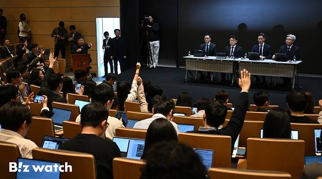 SK텔레콤 임원진이 25일 서울 중구 SKT타워에서 SK텔레콤 이용자 유심(USIM) 정보가 해커 공격으로 유출된 것과 관련해한 대응 기자간담회를 갖고 있다./사진=이명근 기자 qwe123@