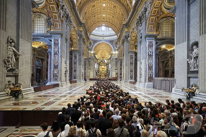 23일(현지시간) 프란치스코 교황의 관이 안치된 바티칸 성 베드로 대성당에서 신자들이 조문을 위해 길게 줄지어 서 있다. 2025.4.23 ⓒ 로이터=뉴스1
