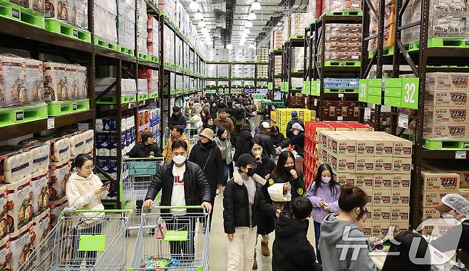 서울 강서구 트레이더스 홀 세일 클럽(이하 트레이더스) 마곡점을 찾은 고객들이 물건을 고르고 있다. 2025.2.14/뉴스1 ⓒ News1 김진환 기자