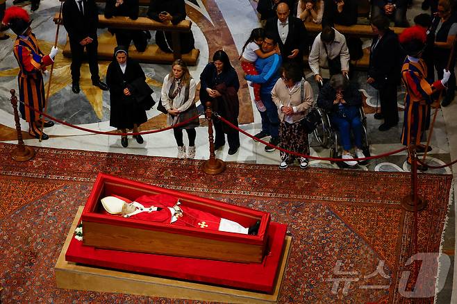 24일(현지시간) 프란치스코 교황의 시신이 안치된 성베드로 대성당에서 신자들이 교황을 조문하고 있다. ⓒ 로이터=뉴스1