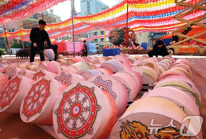 불기 2569년 부처님 오신 날(5월 5일) 연등회를 하루 앞둔 25일 서울 종로구 조계사에서 연등회 준비가 한창이다. 2025.4.25/뉴스1 ⓒ News1 오대일 기자