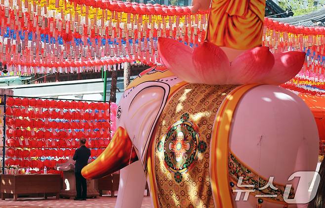 불기 2569년 부처님 오신 날(5월 5일) 연등회를 하루 앞둔 25일 서울 종로구 조계사에서 연등회 준비가 한창이다. 2025.4.25/뉴스1 ⓒ News1 오대일 기자