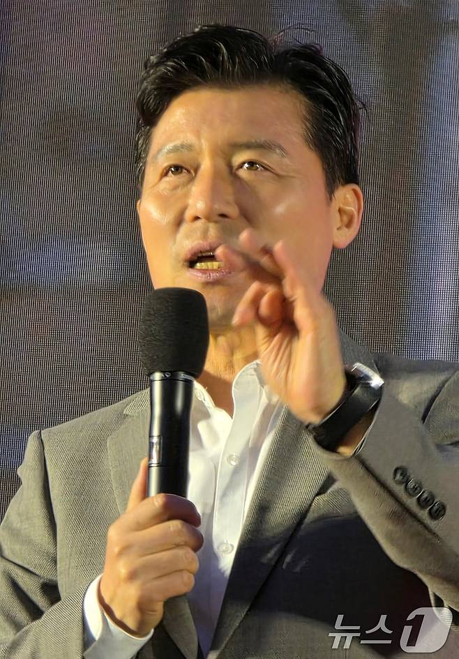 25일 구미 새마을 중앙시장에서 열린 '달달한 낭만 야시장' 개장식에서 구자근 의원이 인사말을 하고 있다. 2025.4.25/뉴스1 ⓒ News1 정우용 기자