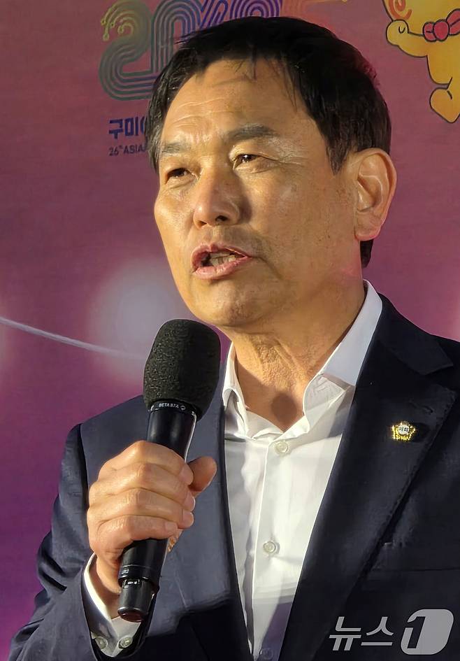 25일 구미 새마을 중앙시장에서 열린 '달달한 낭만 야시장' 개장식에서 박교상 구미시의장이 인사말을 하고 있다. 2025.4.25/뉴스1 ⓒ News1 정우용 기자