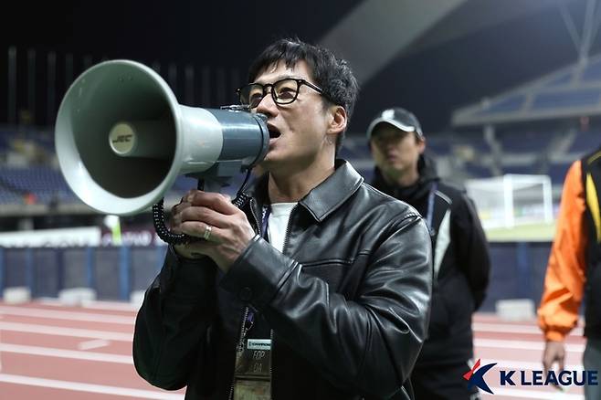 광주FC 이정효 감독이 지난 3월12일 광주월드컵경기장에서 열린 빗셀 고베와의 챔피언스리그 엘리트 경기에서 승리한 뒤 팬을 향해 발언하고 있다. 제공 | 한국프로축구연맹