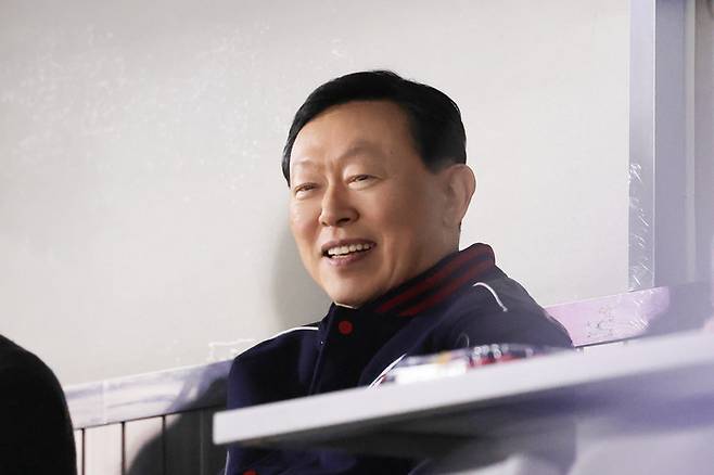 롯데그룹 신동빈 회장이 25일 잠실 두산전을 찾아, 롯데 선수단을 응원했다. 사진 | 롯데 자이언츠