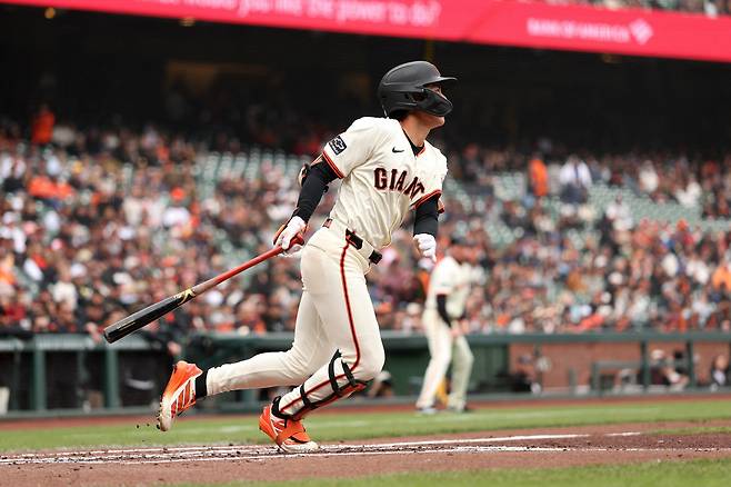 샌프란시스코 자이언츠 이정후가 25일(한국시각) 오라클파크에서 열리고 있는 밀워키 브루어스전에서 1회말 우익선상 2루타를 터뜨리고 있다. AFP연합뉴스
