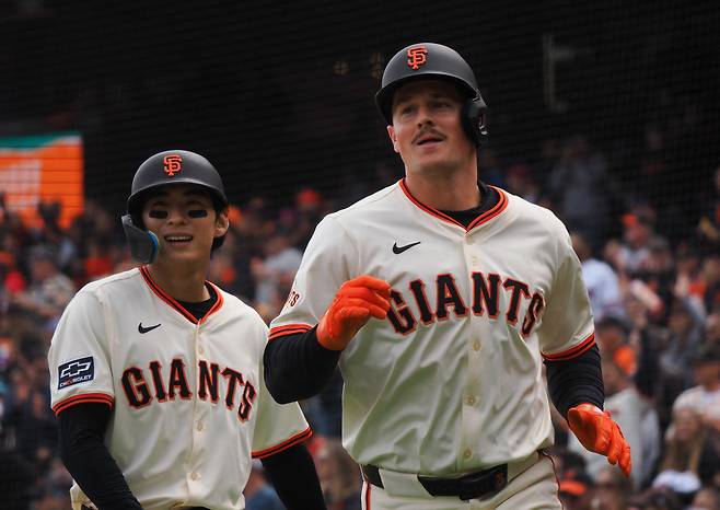 이정후가 5회 2점포를 터뜨린 맷 채프먼과 함께 홈을 밟고 더그아웃으로 들어가고 있다. Imagn Images연합뉴스