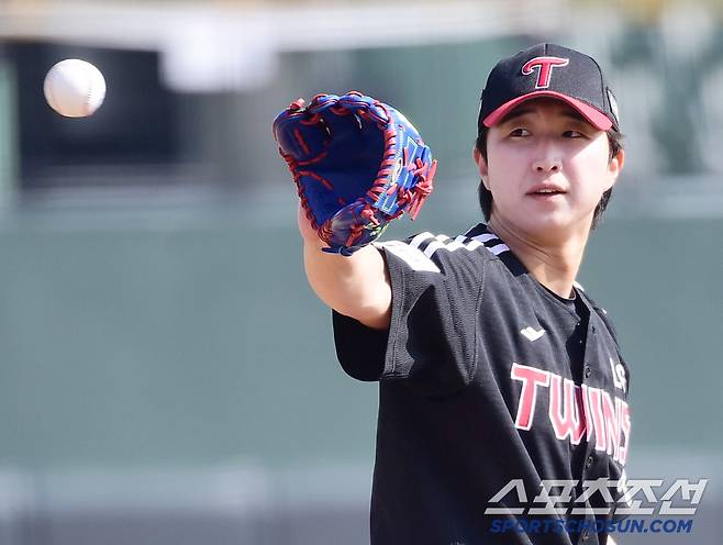 11일 부산 사직구장에서 열린 KBO리그 시범경기 롯데와 LG의 경기. 투구하고 있는 LG 최채흥. 부산=송정헌 기자songs@sportschosun.com/2025.03.11/