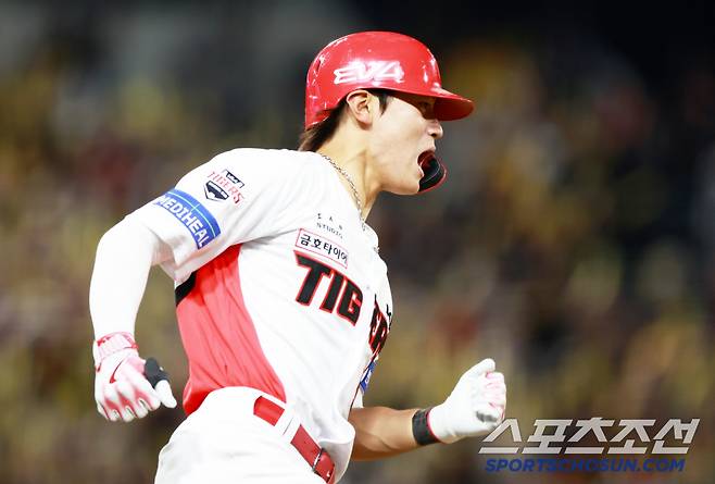 25일 광주 기아챔피언스필드에서 열린 KIA 타이거즈와 LG 트윈스의 경기. 4회말 무사 만루 KIA 김도영이 적시타를 날린 뒤 환호하고 있다. 광주=박재만 기자 pjm@sportschosun.com/2025.04.25/