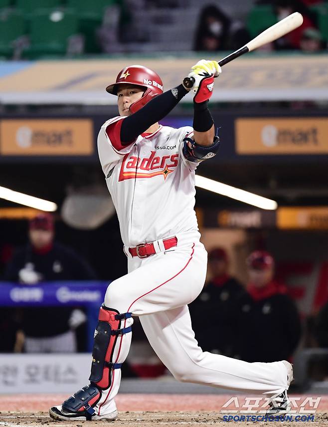 27일 인천 SSG랜더스필드에서 열린 KBO리그 SSG와 롯데의 경기. 타격하는 SSG 조형우. 인천=송정헌 기자songs@sportschosun.com/2025.03.27/