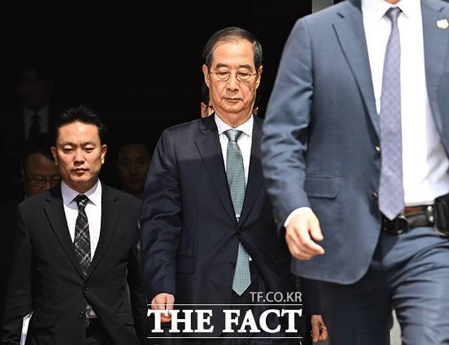 한덕수 대통령 권한대행 국무총리가 24일 오전 2025년도 제1회 추가경정예산안에 대한 시정연설을 마치고 서울 여의도 국회를 나서고 있다. /국회=박헌우 기자