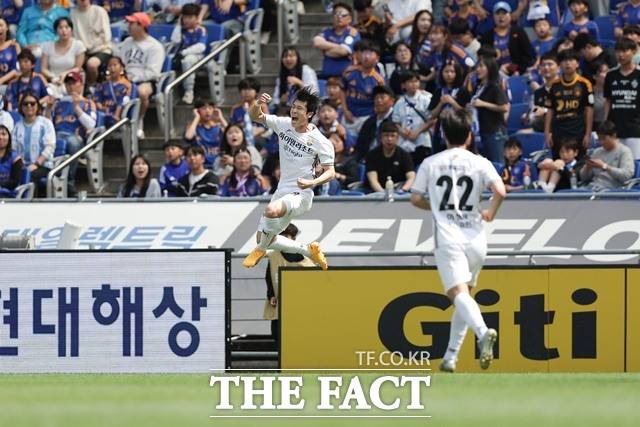 선두 대전을 상대로 3연승을 벼르는 강원 FC 선수들의 골 세리머니./K리그