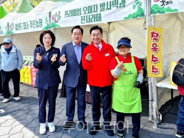 용문산 산나물축제장(죄로부터 이혜원 경기도의원, 김선교 국회의원, 전진선 양평군수)/투어코리아뉴스 정명달 기자