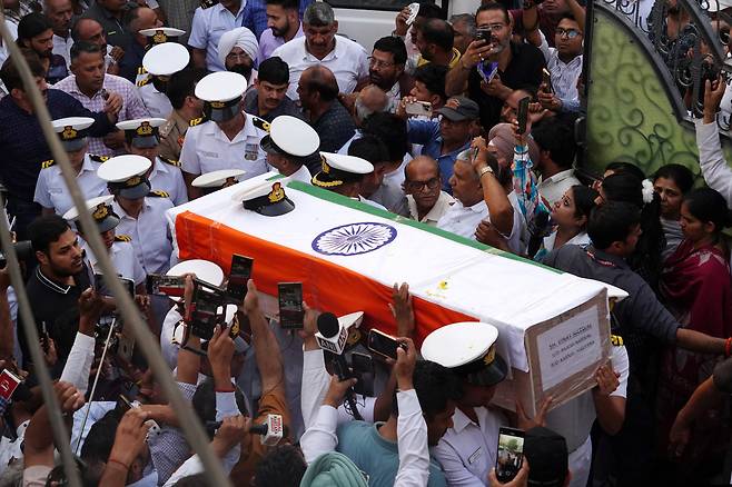 23일 인도 해군 대원들이 카슈미르 남부 파할감 인근에서 무장 공격 혐의로 사망한 해군 장교 비나이 나왈의 관을 옮기고 있다. /연합뉴스
