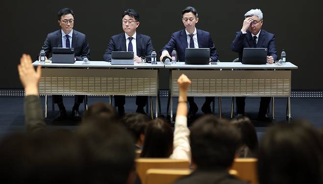 SK텔레콤 임직원들이 25일 서울 중구 SKT 사옥에서 고객 정보 보호조치 강화 설명회를 열고 이용자 유심(USIM) 정보 해킹 사고와 관련해 기자들 질문을 받고 있다. (왼쪽부터) SK텔레콤 이종훈 인프라 전략본부장, 홍승태 고객가치혁신실장, 배병찬 MNO AT본부장, 윤재웅 마케팅전략본부장. /뉴스1