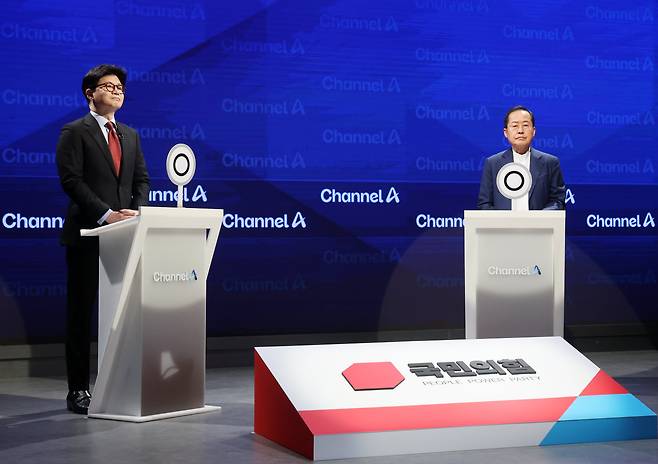 25일 종로 동아미디어센터 채널A 오픈스튜디오에서 국민의힘 대선 2차 경선 진출자인 한동훈, 홍준표 후보가 토론장에서 방송 시작을 기다리고 있다. /국회사진기자단