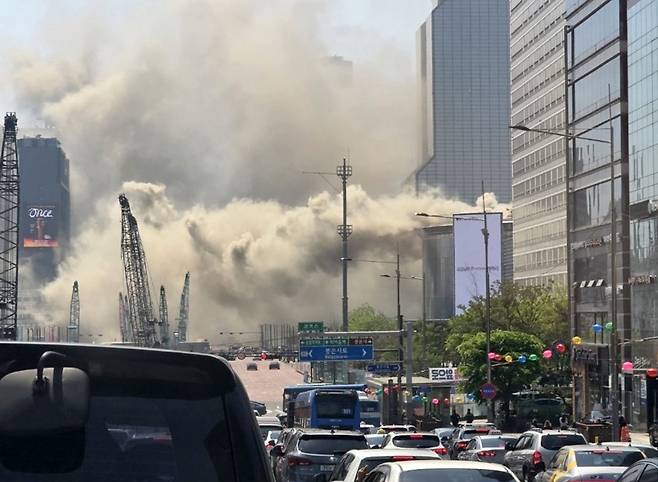 25일 서울 강남구 코엑스 내 입점한 식당에서 화재로 연기가 발생하고 있다. (독자 제공) 2025.4.25/뉴스1